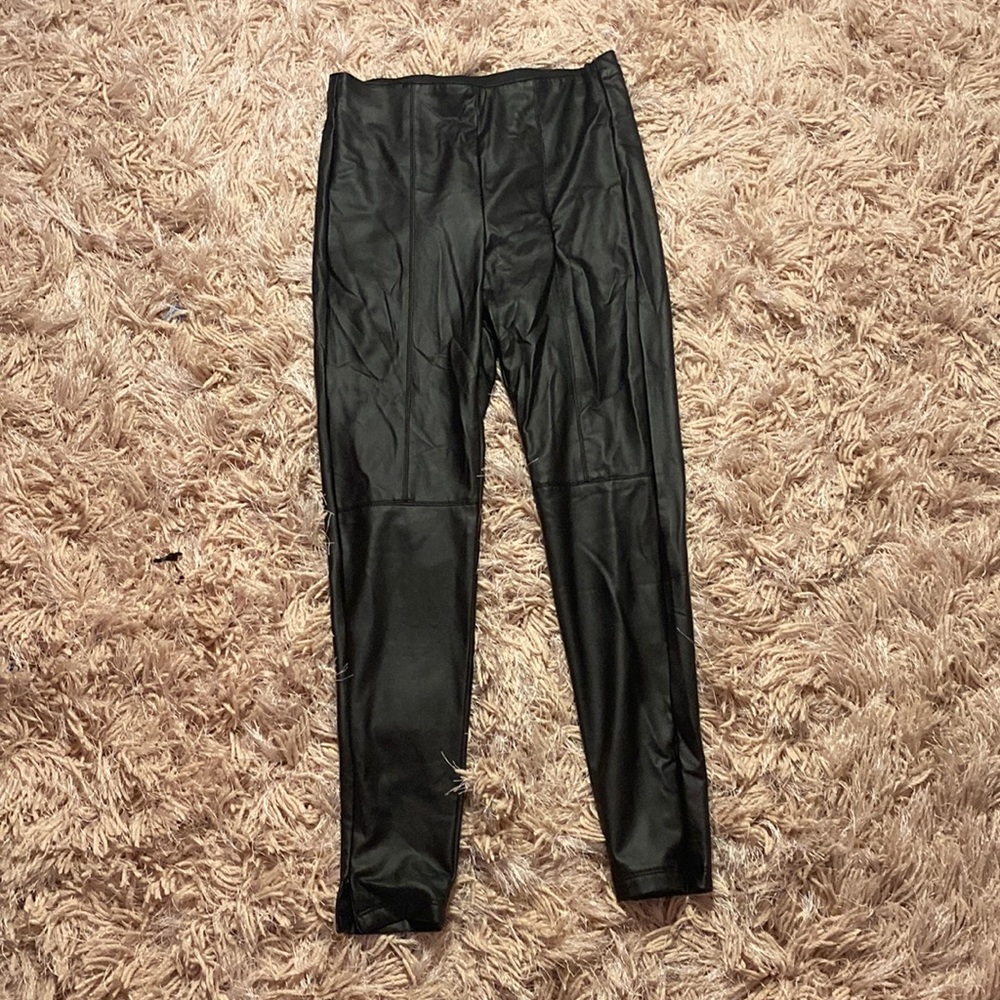 Don’t know the brand but there leather pants. SIZE: M